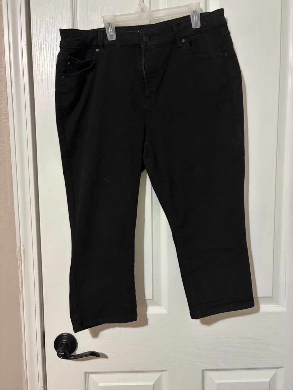 Women’s Black Straight-Leg Capris